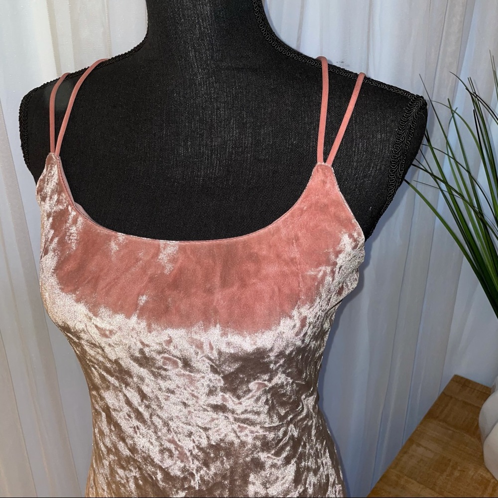 Missguided | Pink Crushed Velvet Mini Dress